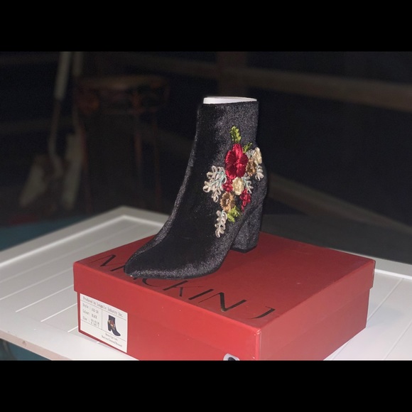 Black Floral Applique Velvet Bootie NIB - Picture 8 of 8